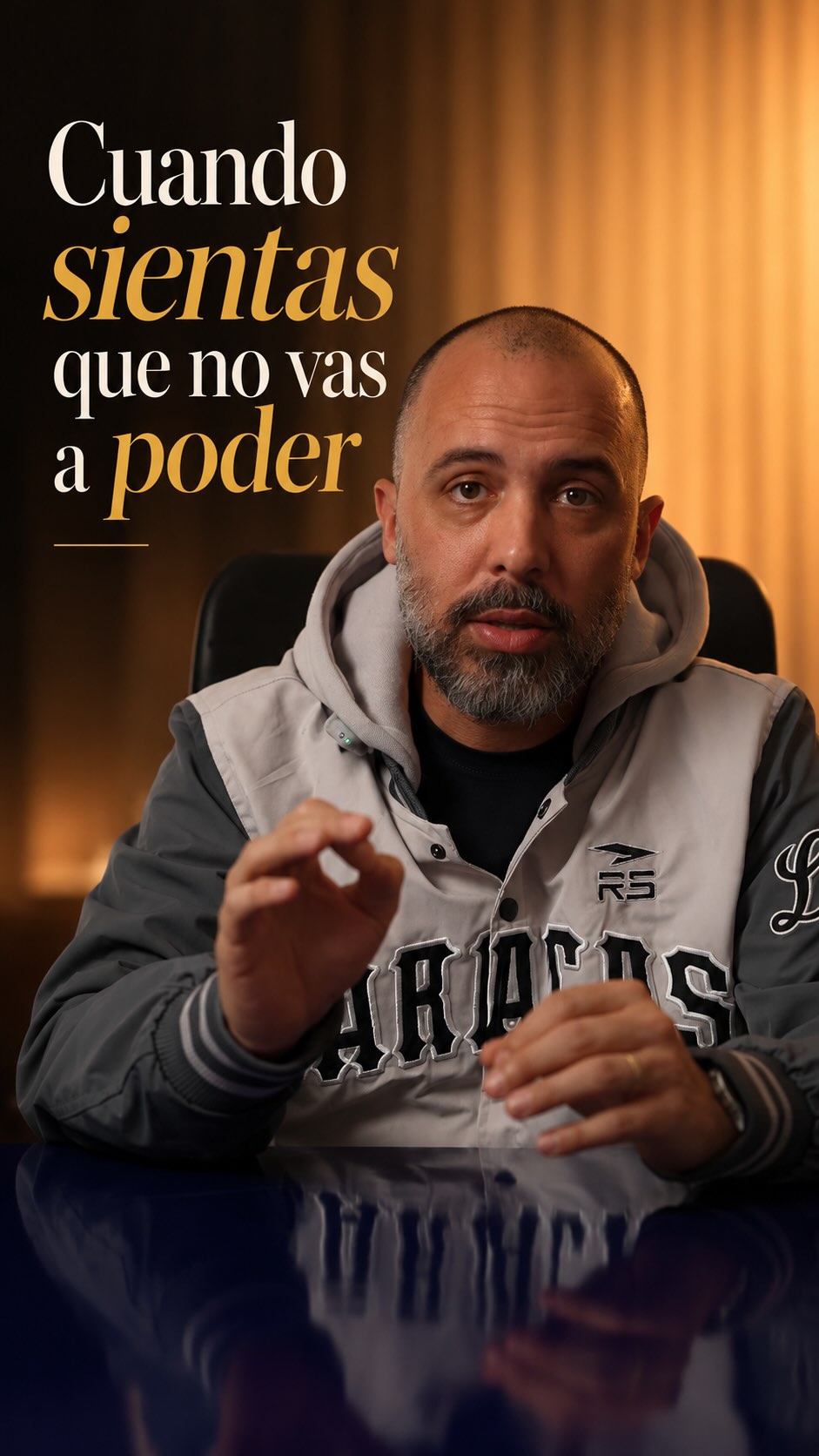 Johann frente a cámara, con tipografía editorial en blanco y dorado