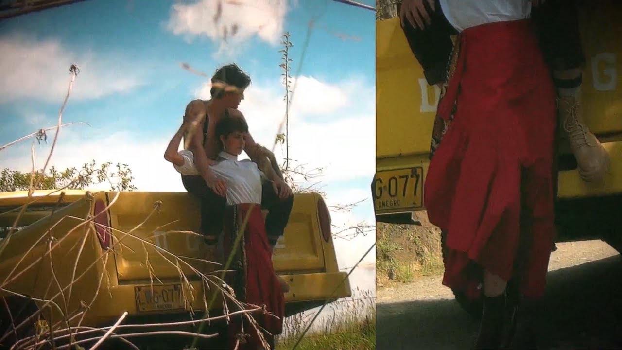 Errantes: composición de moda en exterior junto a un vehículo amarillo