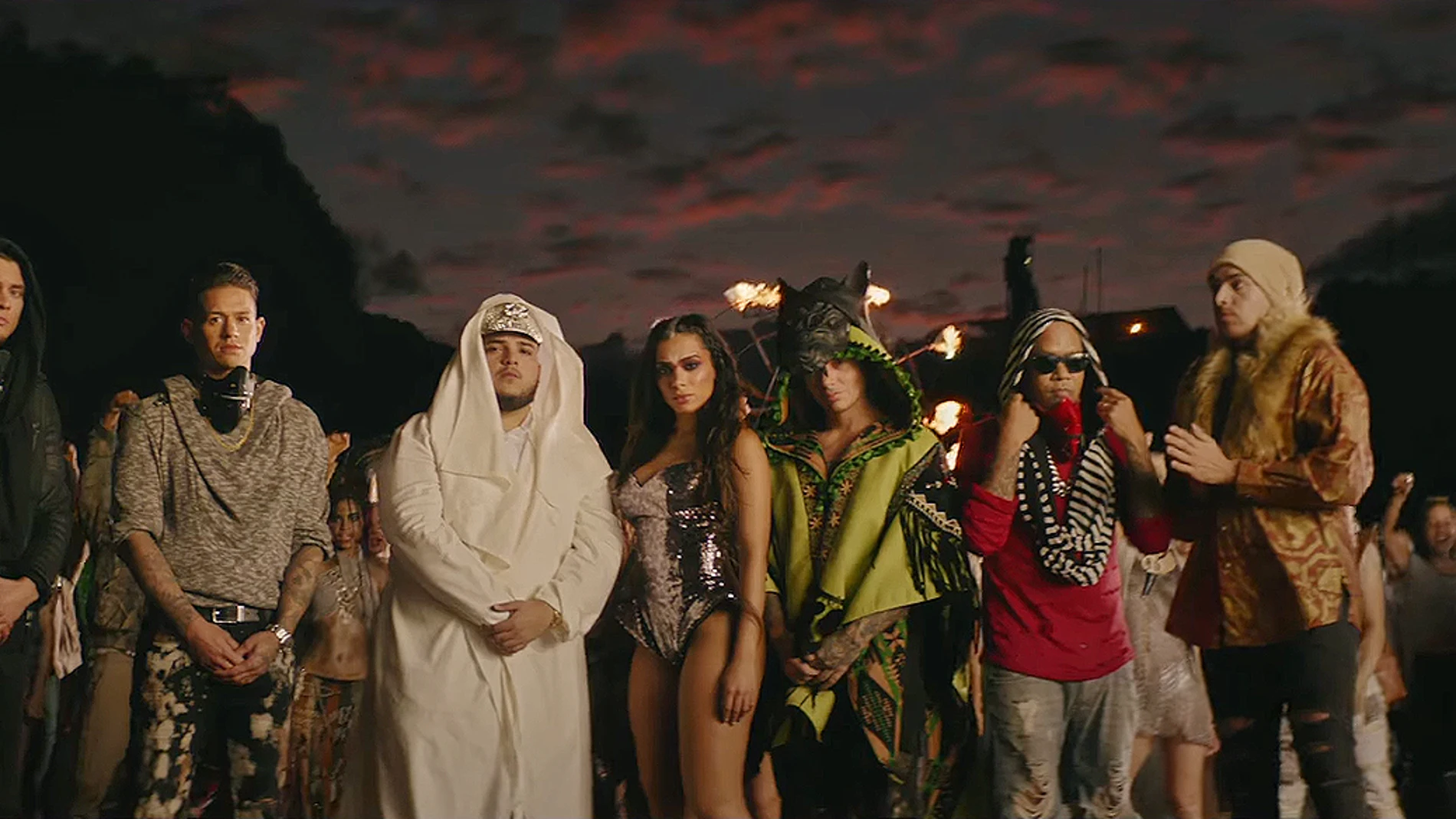 J Balvin junto a Anitta y otros artistas en una escena de Hecho en Medellín